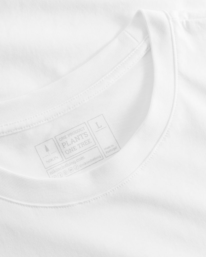 NIKIN TreeShirt White T-Shirt, Nahaufnahme Kragenlabel, Grösse und Pflegehinweise, nachhaltiges Material.