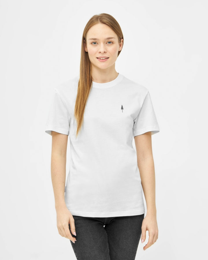 NIKIN TreeShirt White Damenshirt aus Bio-Baumwolle, weiss, Frau vor weissem Hintergrund, nachhaltige Mode.