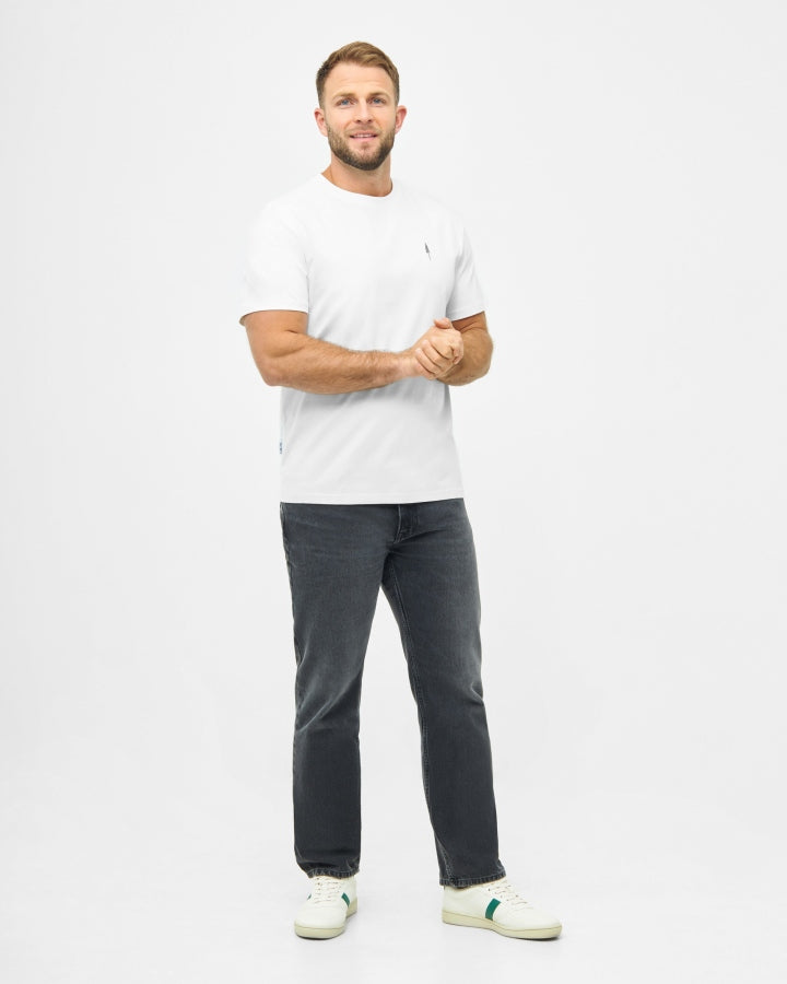 NIKIN TreeShirt White Herren T-Shirt Bio-Baumwolle, weiss, kombiniert mit dunkler Jeans und weissen Sneakern.