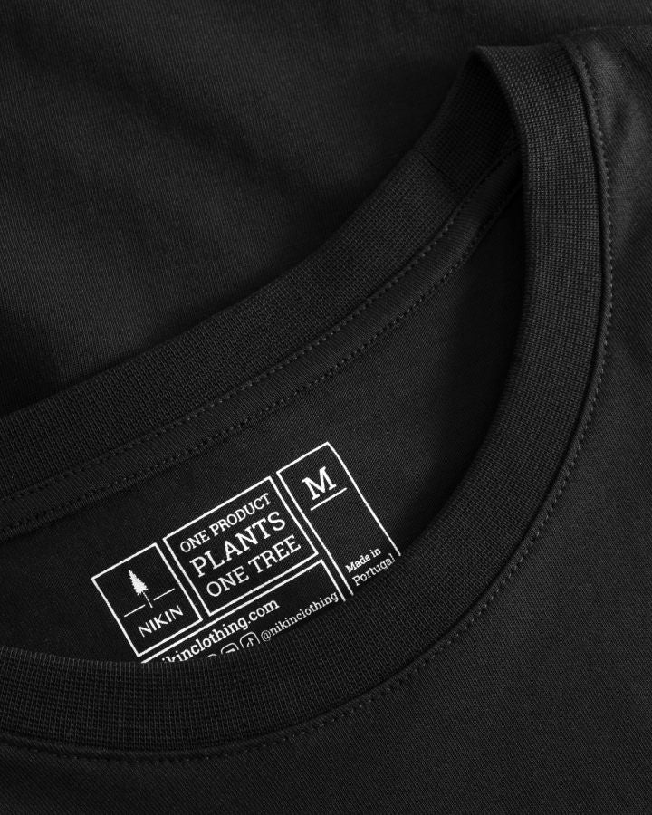 Innendruck von schwarzem T-Shirt