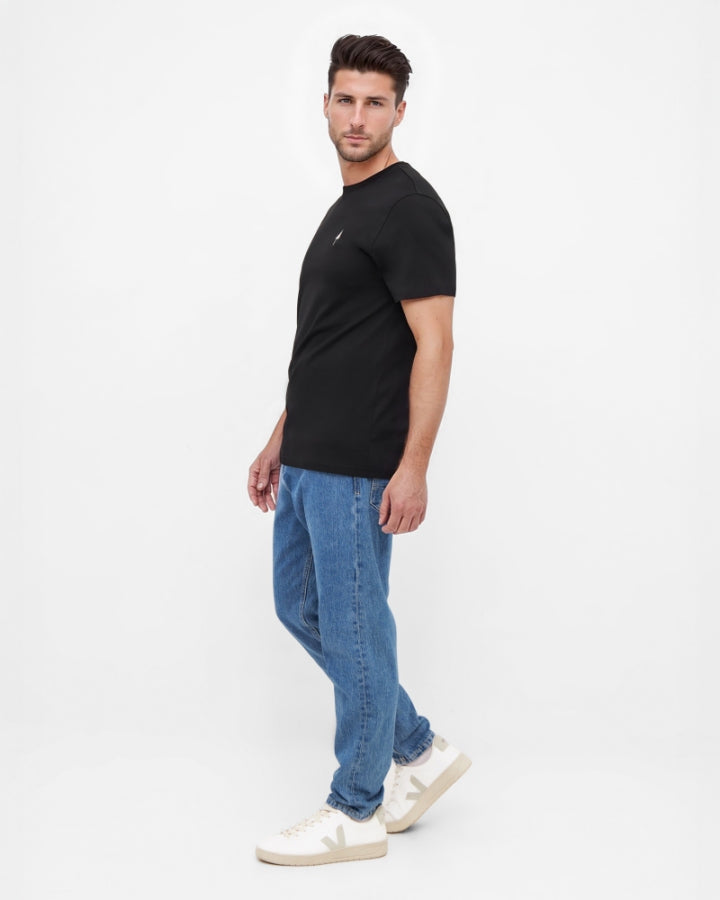 Schwarzes T-Shirt männliches Model 