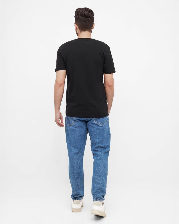 Rückenansicht schwarzes T-Shirt Model