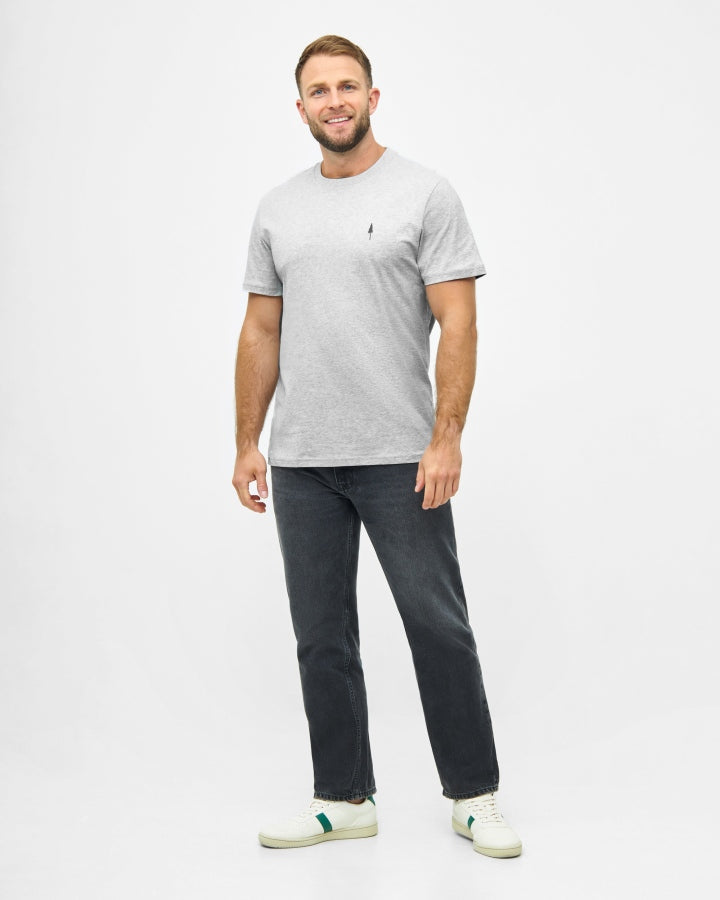 NIKIN TreeShirt Herren T-Shirt, dunkelblaue Jeans, weisse Sneaker, weisser Hintergrund.