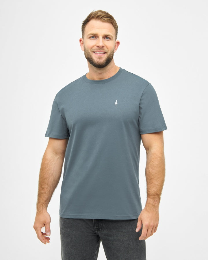 NIKIN TreeShirt Herren T-Shirt, blau-grau, aus Baumwolle, klassischer Schnitt, getragen mit dunkler Jeans.