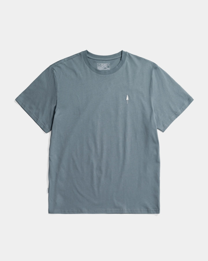 NIKIN TreeShirt Steel Blue T-Shirt aus Bio-Baumwolle, fair produziert, weißes Logo, flach, weißer Hintergrund.