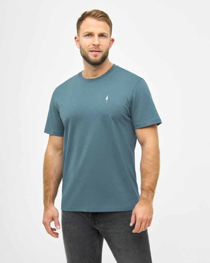 NIKIN TreeShirt Herren T-Shirts, Baumwolle, dunkel, mit Jeans, Modell vor weissem Hintergrund.