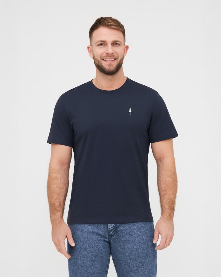 NIKIN TreeShirt Herren T-Shirt navy, kurze Ärmel, Rundhals, getragen mit blauen Jeans vor weissem Hintergrund.