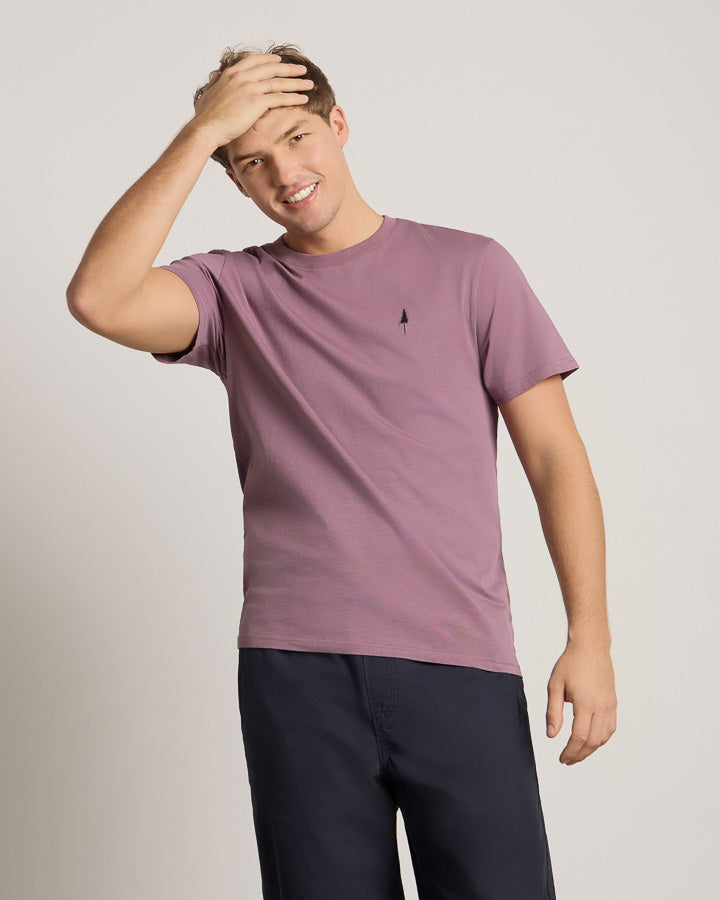 NIKIN TreeShirt Herren T-Shirt lila, Bio-Baumwolle, kurze dunkle Shorts, helles Hintergrundstudio.