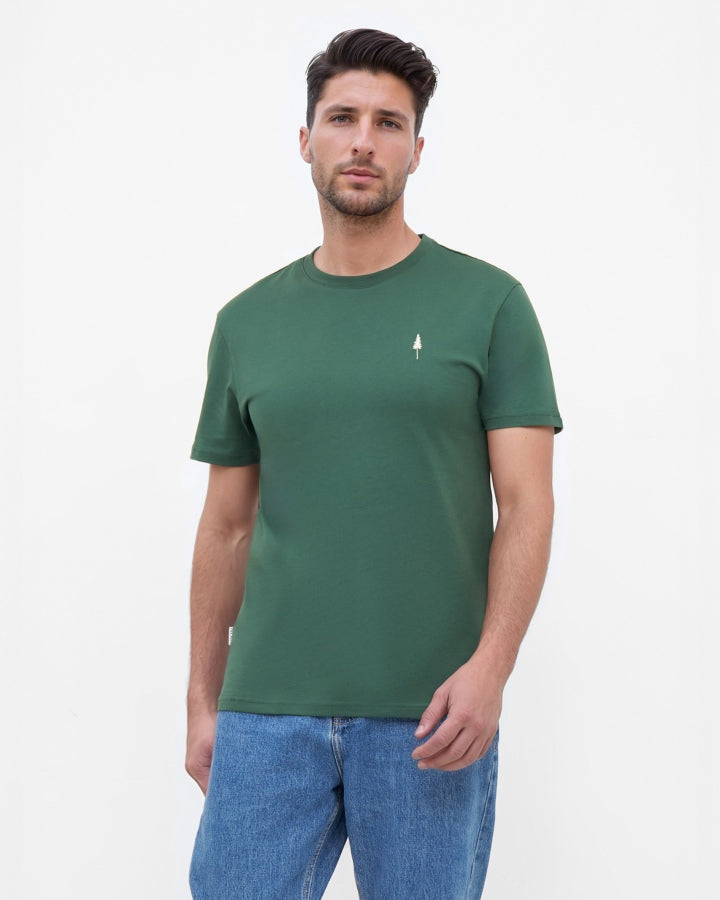 NIKIN TreeShirt Herren T-Shirt grün, Bio-Baumwolle, getragen mit blauen Jeans vor weissem Hintergrund.