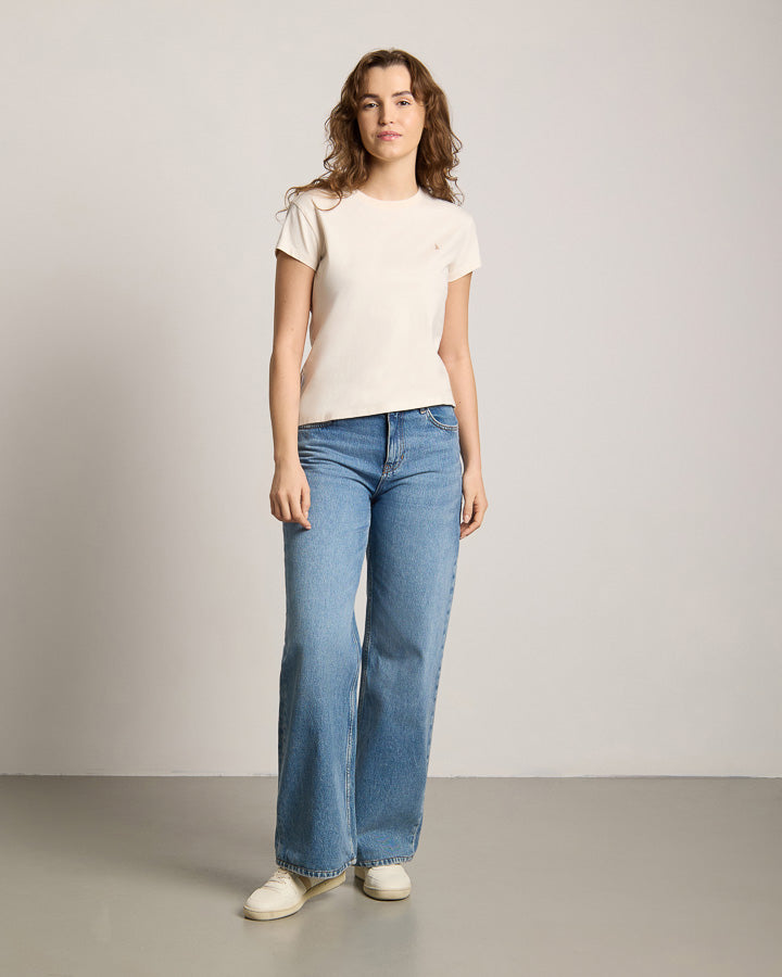 NIKIN TreeShirt Women 5-Pack Damen T-Shirt, Farbe Cream, kombiniert mit blauen Wide-Leg-Jeans vor hellem Hintergrund.