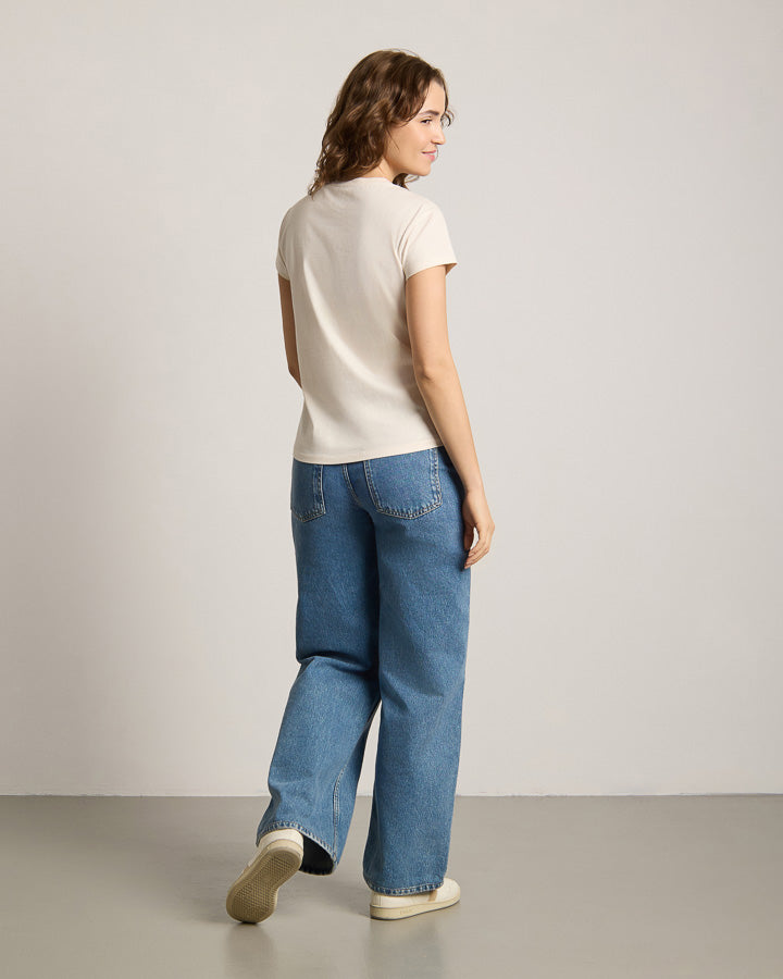 NIKIN TreeShirt Women Porcelain Damen T-Shirt, Farbe Porzellan, kombiniert mit blauen Jeans, Indoor-Hintergrund.