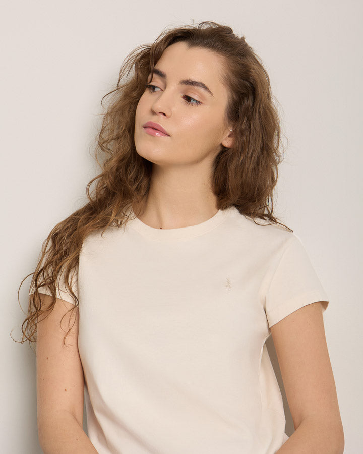 NIKIN TreeShirt Women Porcelain Damen T-Shirt, braun, lange wellige Haare, Model blickt seitlich.