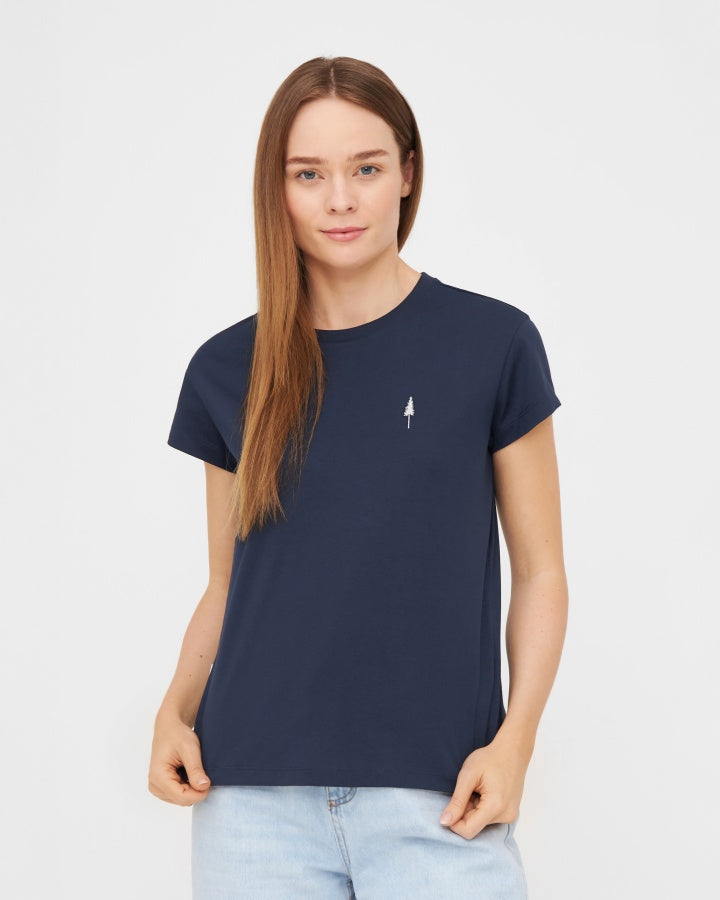 NIKIN TreeShirt Women 5-Pack Damen T-Shirt navy, gerade Passform, kurze Ärmel, kombiniert mit hellen Jeans, weisser Hintergrund.