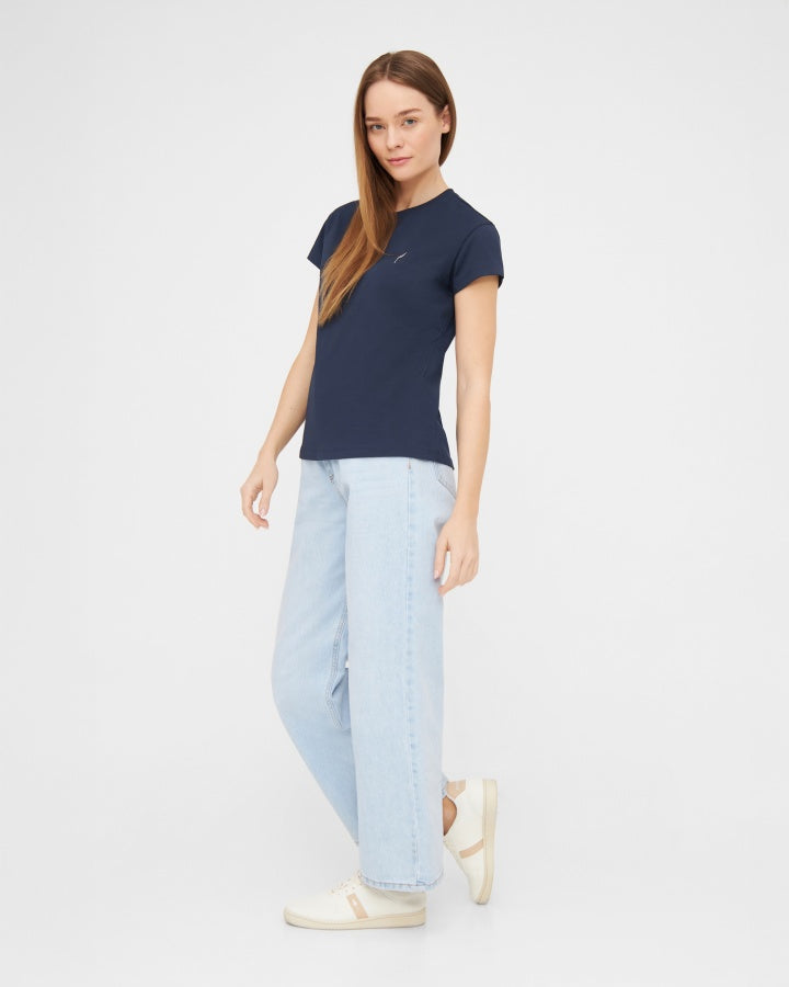 NIKIN TreeShirt Women "Mini-Me" Damen T-Shirt, navy, Baumwolle, kurze Ärmel, kombiniert mit hellblauen Jeans.