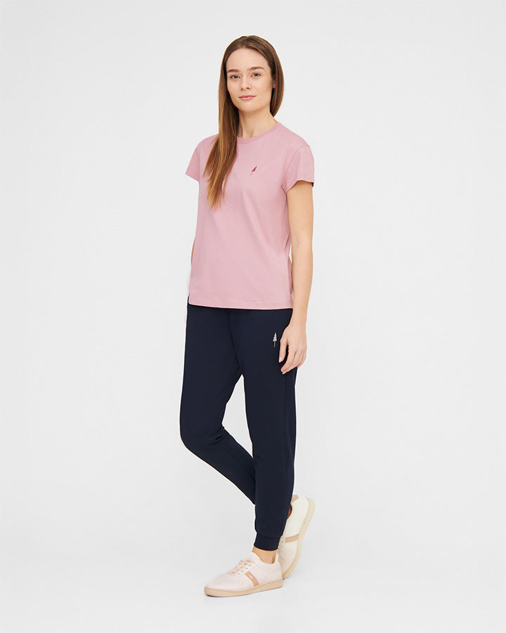 NIKIN TreeShirt Damen T-Shirt pink und TreeShorts Jogginghose navy, Sneakers rosa, Produktfoto vor weißem Hintergrund.