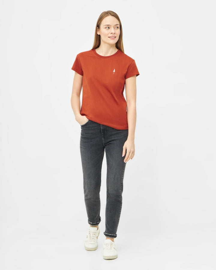 NIKIN TreeShirt Women 5-Pack T-Shirt Damen, Farbe Rostrot, mit schwarzer Jeans und weißen Sneakern vor weißem Hintergrund.