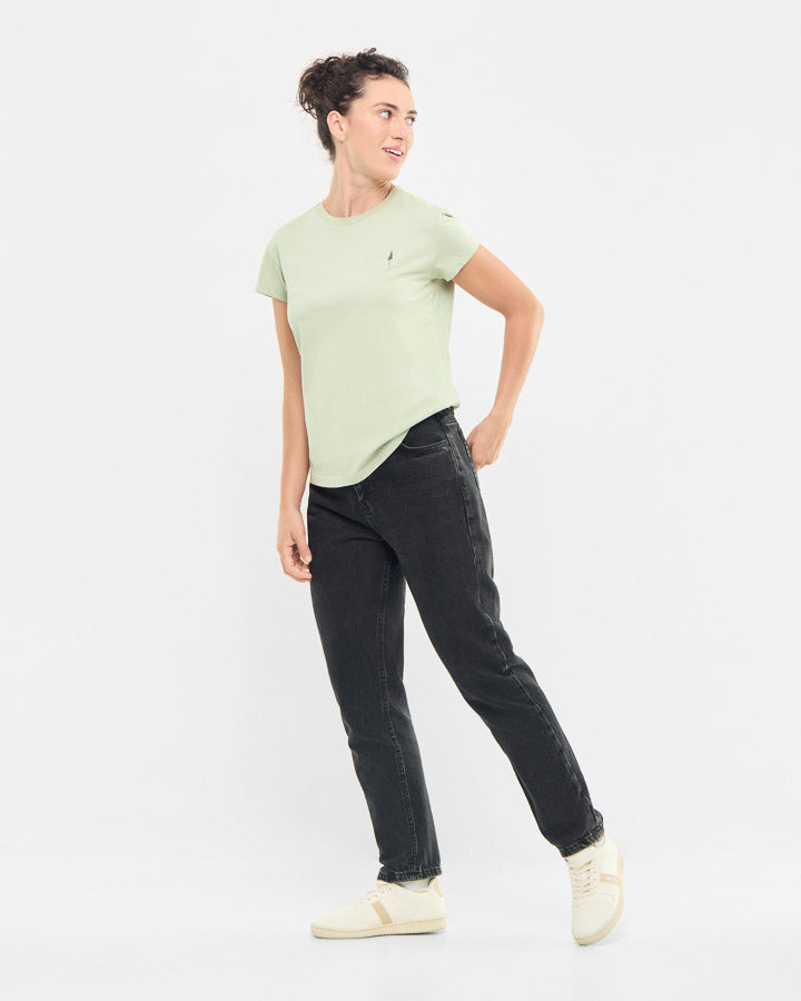 NIKIN TreeShirt Damen T-Shirt Cool Matcha, kombiniert mit schwarzer Jeans und cremefarbenen Sneakern vor weißem Hintergrund.
