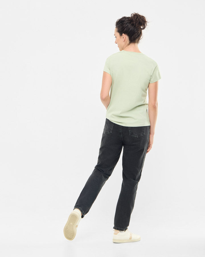 NIKIN TreeShirt Women Cool Matcha Damen T-Shirt, grün, kombiniert mit schwarzen Jeans und beigen Sneakern.