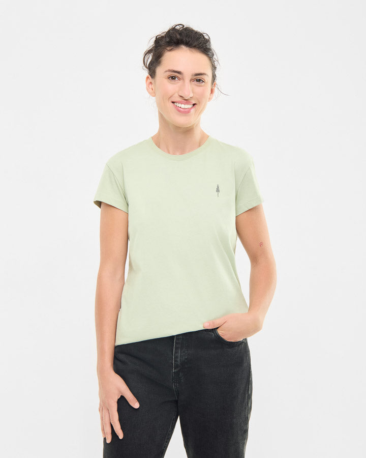 NIKIN TreeShirt Women 5-Pack Damen T-Shirt, hellgrün, Kurzarm, Baumwolle, Model mit schwarzer Hose vor weißem Hintergrund.