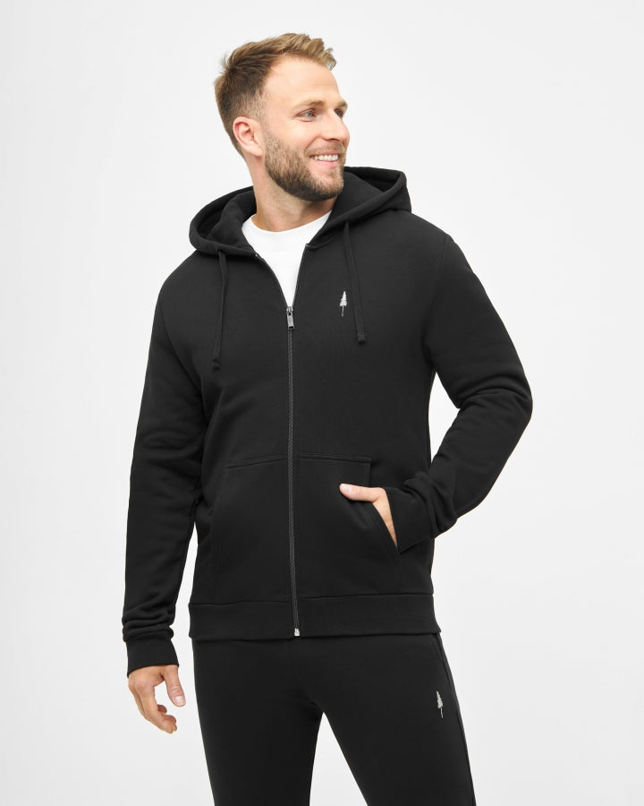 NIKIN TreeHoodie-Jacke, 3er-Pack, Herren-Hoodie, schwarz, Kapuzenjacke mit Reißverschluss und dazu passende Jogginghose, lächelnd.