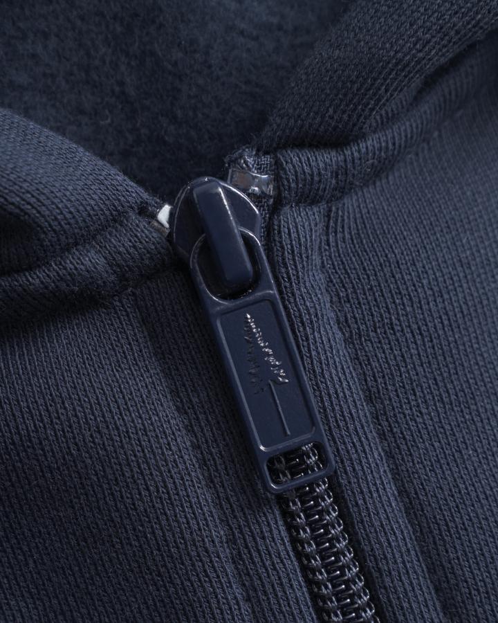 NIKIN TreeHoodie-Jacke in Dunkelblau, Detailansicht Reißverschluss und Stoff, nachhaltiges Material.
