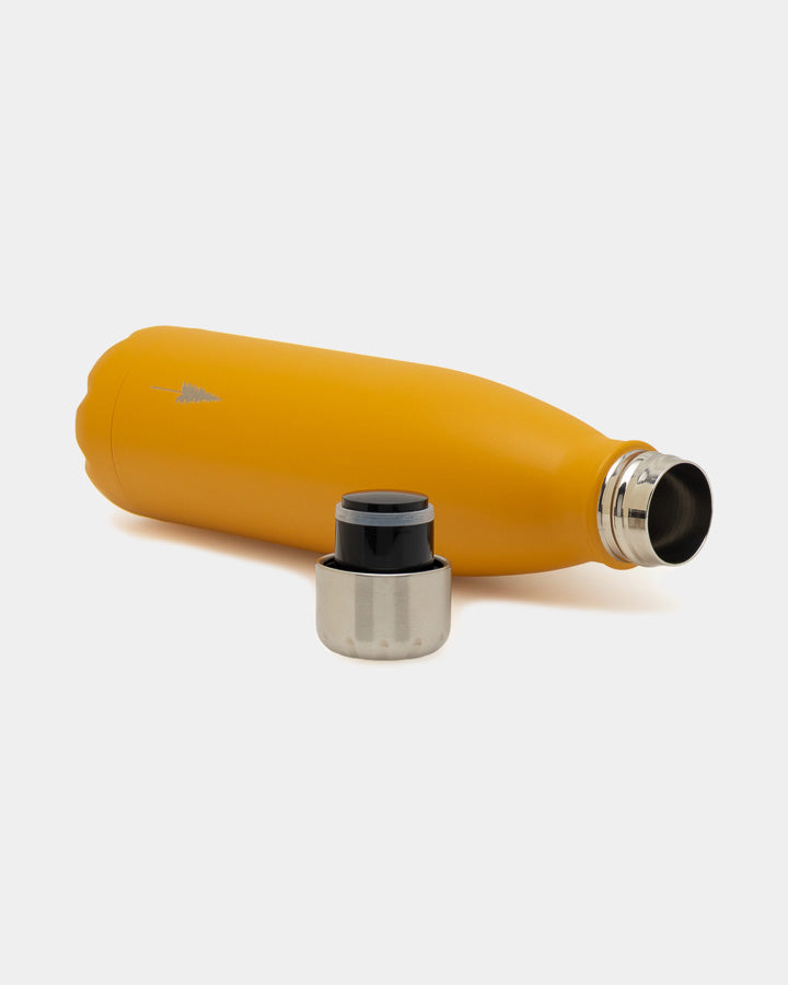 NIKIN TreeBottle Mustard Trinkflasche, BPA-frei, silber-schwarzer Deckel, seitlich liegend.