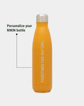 NIKIN TreeBottle Mustard Edelstahl-Trinkflasche, personalisierbar mit Gravur, Design „TOGETHER FOR NATURE“.