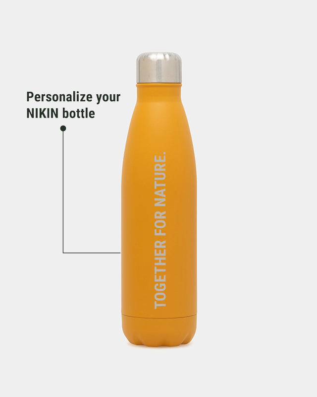 NIKIN TreeBottle Mustard Edelstahl-Trinkflasche, personalisierbar mit Gravur, Design „TOGETHER FOR NATURE“.
