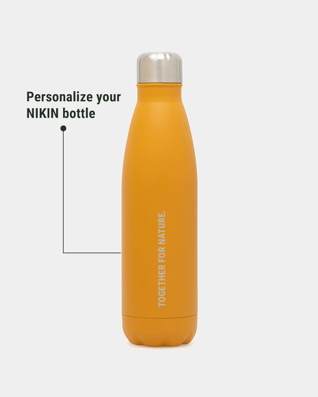 NIKIN Gourde personnalisée TreeBottle, couleur moutarde, bouchon argenté, option de gravure « TOGETHER FOR NATURE ».