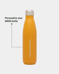 NIKIN Gourde personnalisée TreeBottle, couleur moutarde, bouchon argenté, option de gravure « TOGETHER FOR NATURE ».