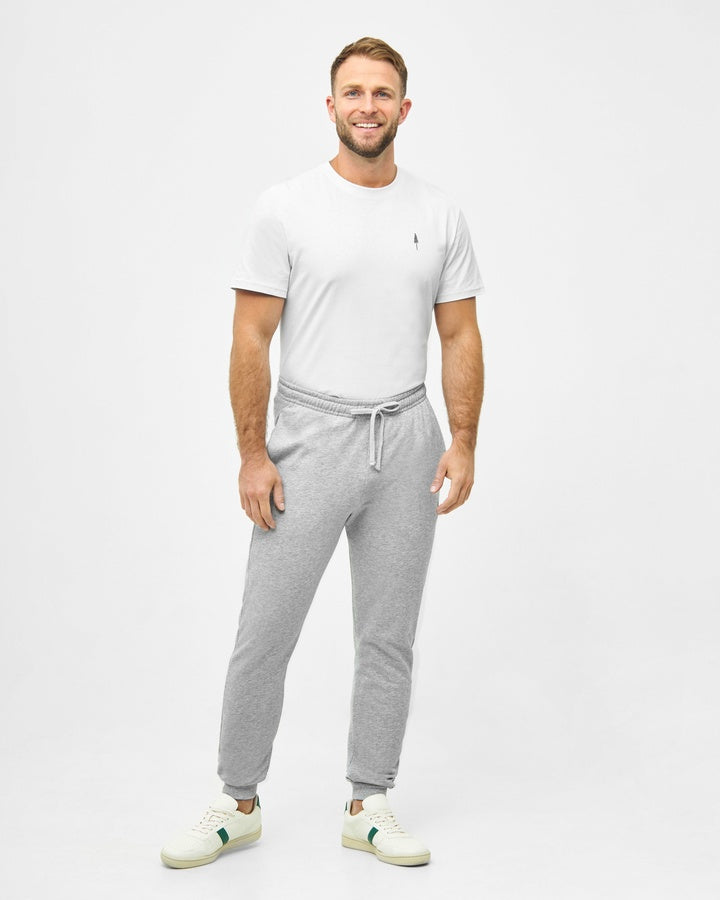 NIKIN Ensemble de survêtement pour homme : t-shirt blanc durable, pantalon de jogging gris, baskets blanches, design sobre.