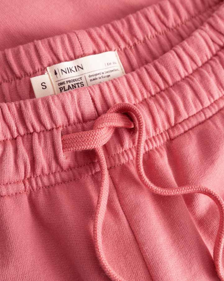 NIKIN  TreeShorts Jogging Damen Wild Berry Größe S, elastischer Bund, Zugband, Bio-Baumwolle, NIKIN Label.