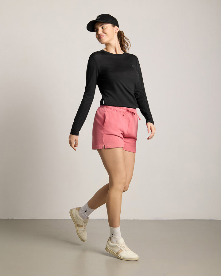 NIKIN  TreeShorts Jogging Women Wild Berry Shorts, Damen, mit schwarzem Langarmshirt und Sneakers, Studioaufnahme.