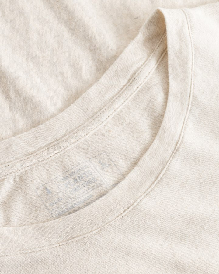 NIKIN TreeShirt Hanf-T-Shirt „Raw“, beige, Bio-Baumwolle, Nahaufnahme des Kragens mit verblasstem Etikett.