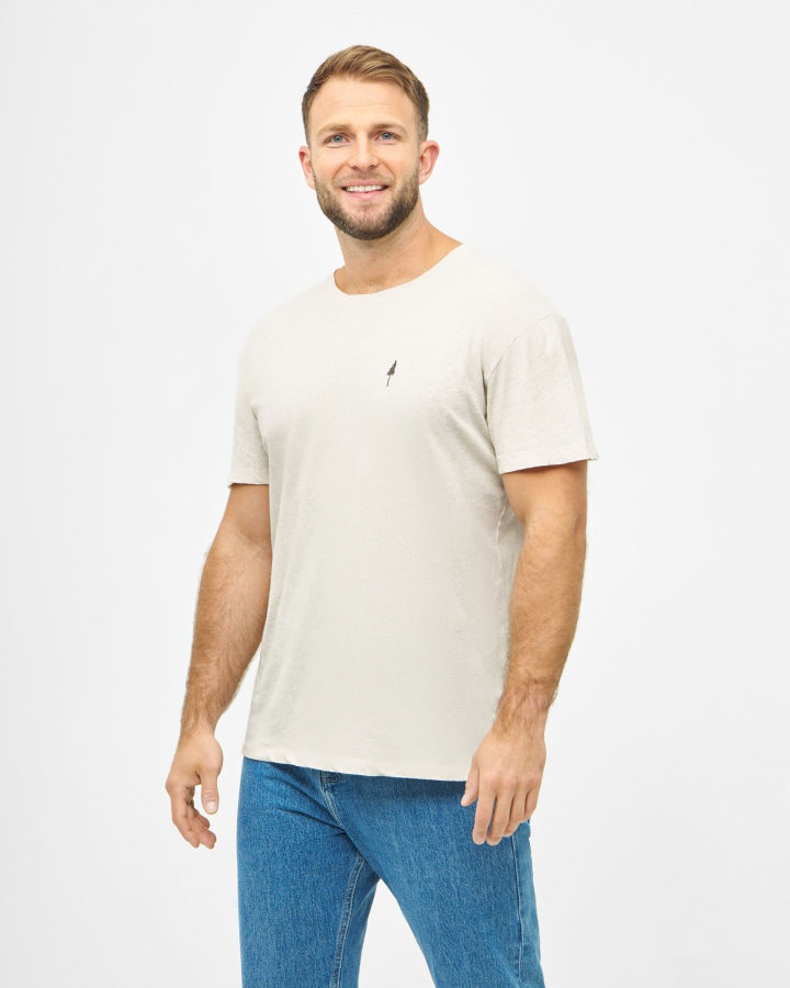 NIKIN TreeShirt Hemp Raw T-Shirt für Herren, Hanf, beige, kombiniert mit blauen Jeans, vor weißem Hintergrund.