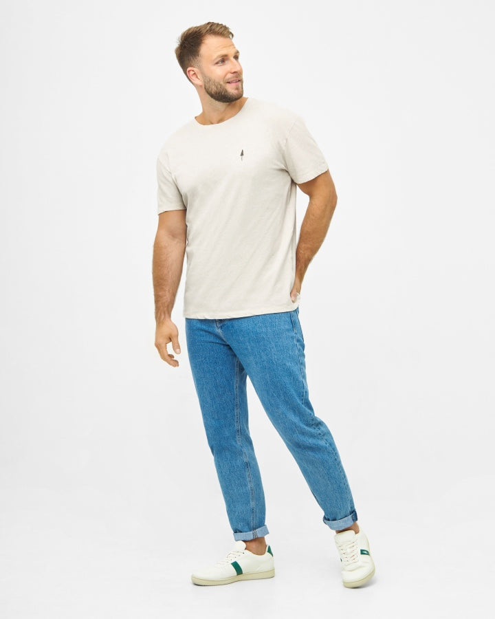 NIKIN TreeShirt Hemp Raw Herren-T-Shirt aus Hanf, kombiniert mit blauen Jeans und weißen Sneakers.