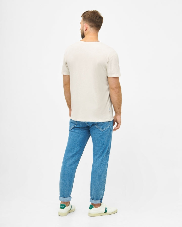 NIKIN TreeShirt Hemp Raw T-Shirt aus Hanf, Rückansicht, kombiniert mit blauen Jeans und weißen Sneakern, Weiss Studio.