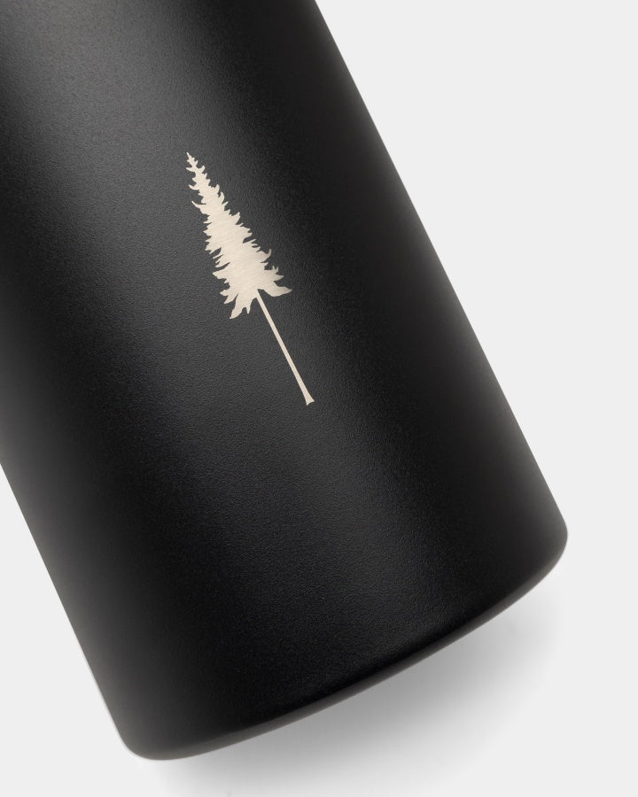 NIKIN TreeBottle Outdoor-Trinkflasche 1 l, schwarz, minimalistischer Pinienbaum-Aufdruck auf hellem Hintergrund.