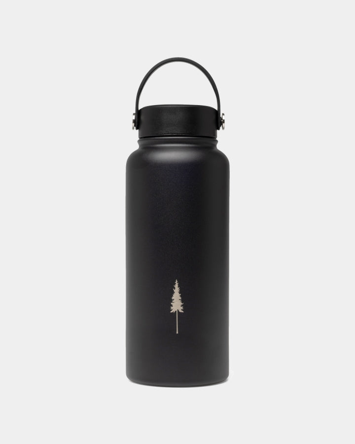 NIKIN TreeBottle Outdoor 1L Trinkflasche Schwarz, Edelstahl, mit Henkel und Baumumriss auf schlichtem Hintergrund.