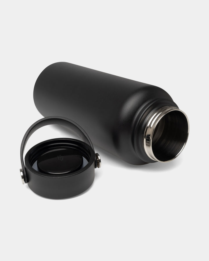 NIKIN TreeBottle Outdoor 1L Trinkflasche, schwarz, wiederverwendbar, seitlich liegend mit abgenommenem Deckel.