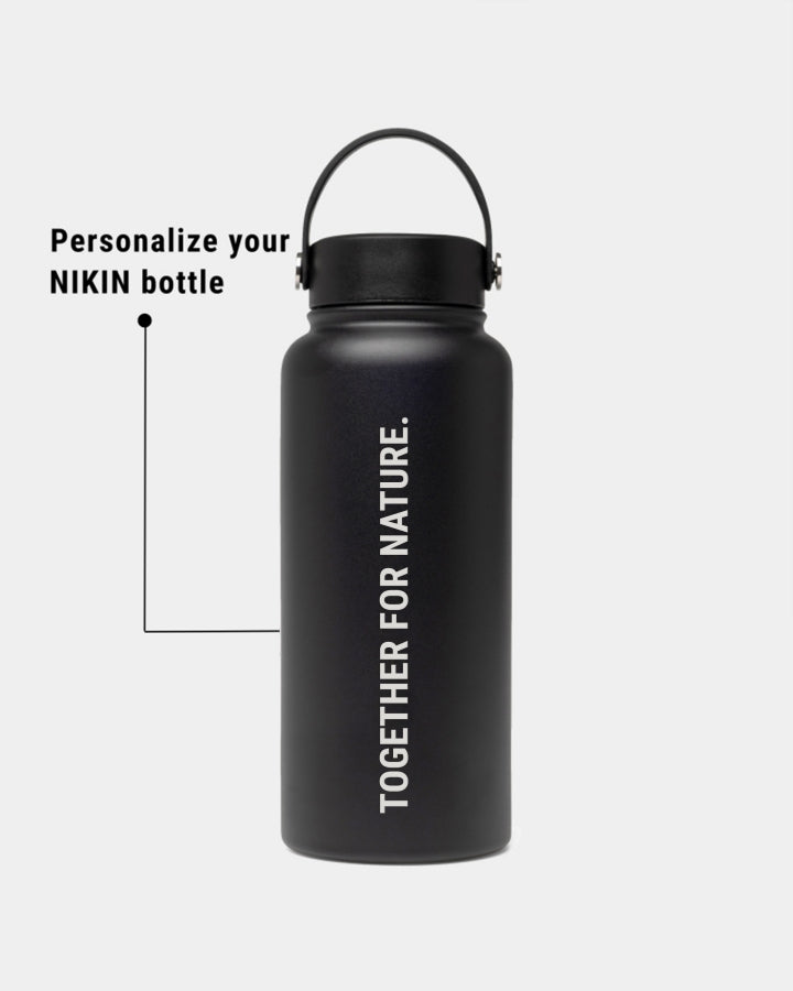 NIKIN TreeBottle Outdoor 1 l, personalisiert, Edelstahlflasche in Schwarz mit Henkel, umweltfreundlich.
