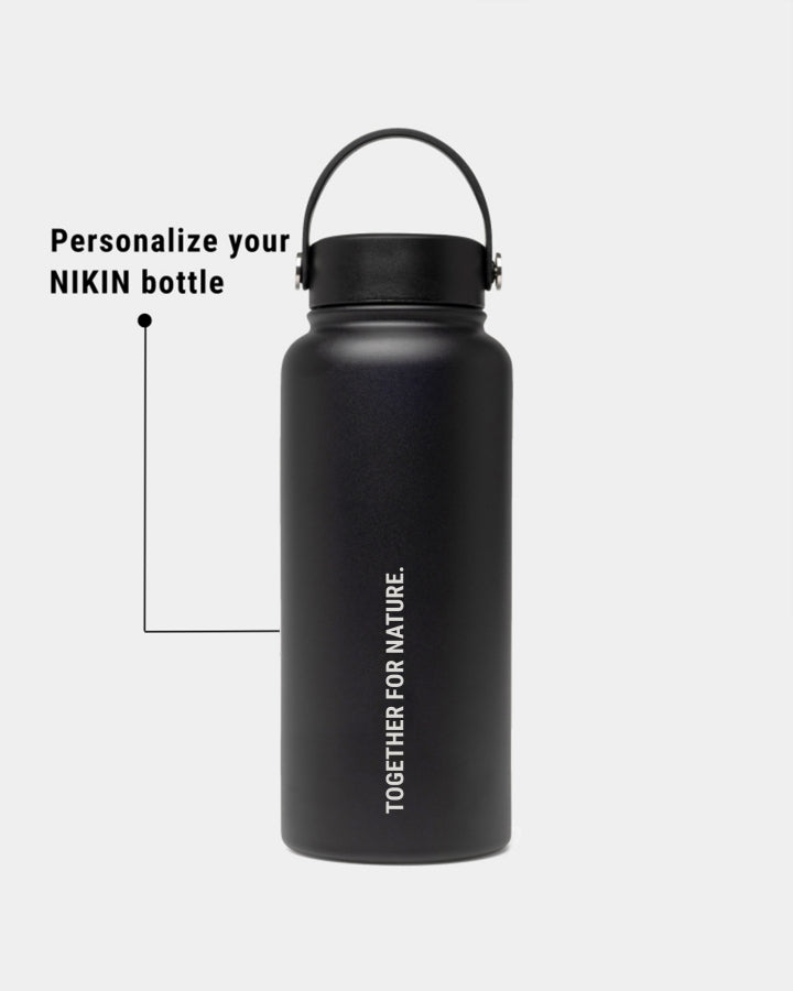 NIKIN TreeBottle Outdoor-Trinkflasche 1 l, schwarz, mit Henkel, personalisierbar, Edelstahl, nachhaltiges Design.