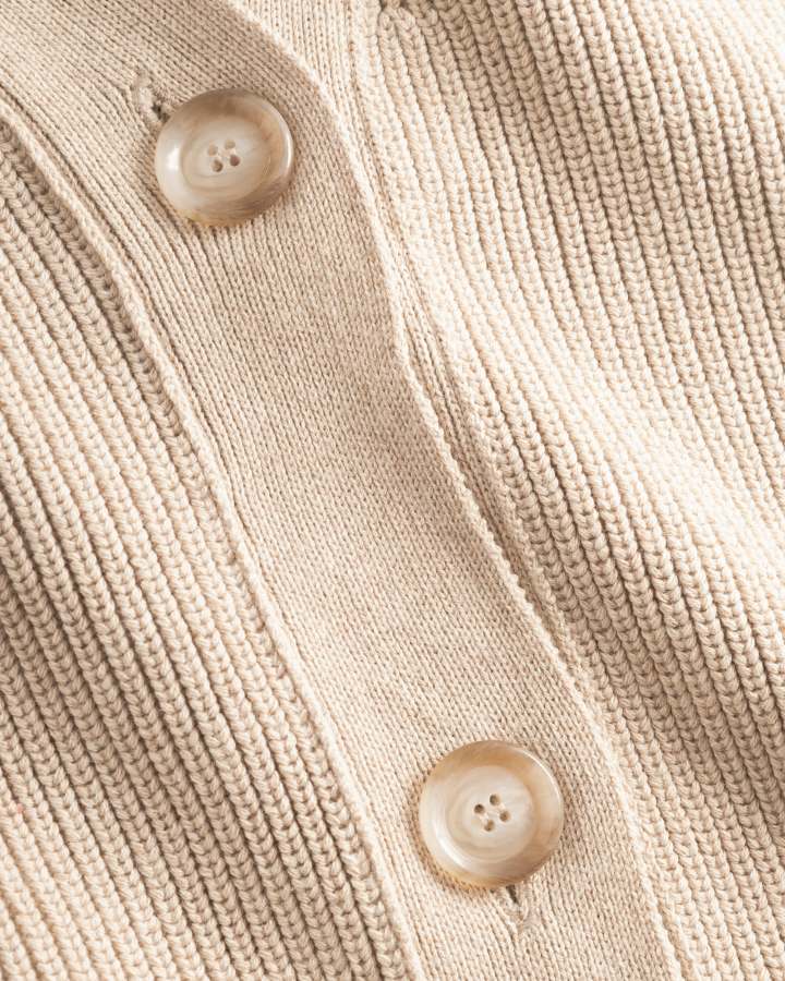 NIKIN TreeCardigan Damen-Strickjacke in Beige, aus geripptem Strick mit zwei hellbraunen Knöpfen.