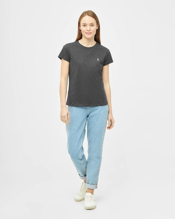 NIKIN TreeShirt Women Black Mel Damen T-Shirt, schwarz meliert, kombiniert mit Jeans, weisse Sneakers, Studio-Hintergrund.