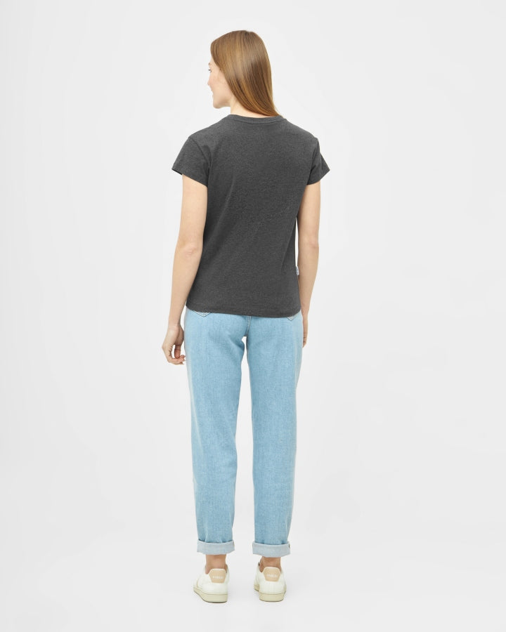 NIKIN TreeShirt Women Black Mel T-Shirt Damen, schwarze Farbe, mit langen Haaren, kombiniert mit hellblauen Jeans.