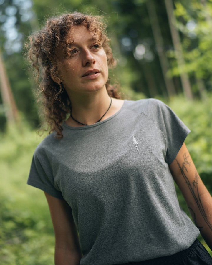 NIKIN TreeShirt Raglan Coffee Damen T-Shirt, Grau Meliert, mit Tattoo und Locken, im sonnigen Wald.
