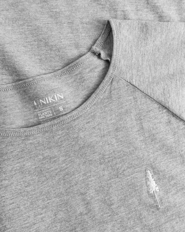 NIKIN TreeShirt Raglan Coffee Women Damen T-Shirt grau meliert, NIKIN Label mit Baum-Logo, Nahaufnahme.