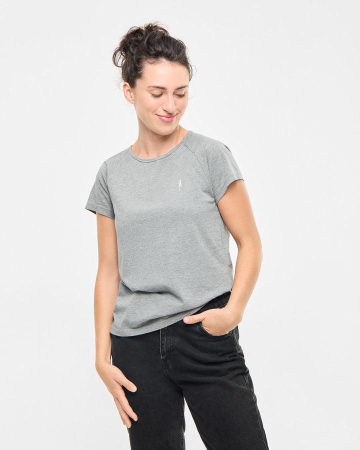NIKIN TreeShirt Raglan Coffee Women Damen-Shirt, Farbe Grau Meliert, schwarze Jeans, neutraler Hintergrund.