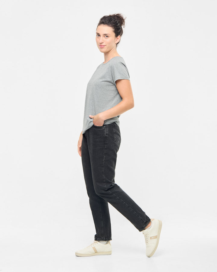 NIKIN TreeShirt Raglan Coffee Women Grey Mel Damen Shirt, grau meliert, lange Ärmel, schwarze Jeans, beige Sneaker.