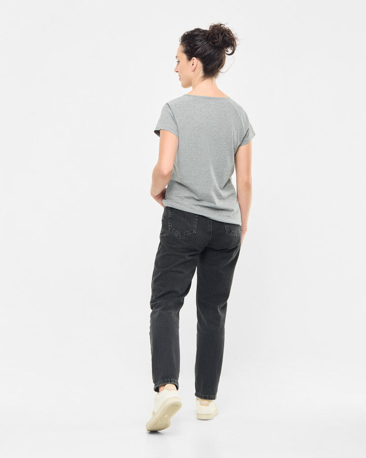 NIKIN TreeShirt Raglan Coffee Damen T-Shirt, Farbe Grey Mel, kombiniert mit schwarzen Jeans und weißen Sneakern.